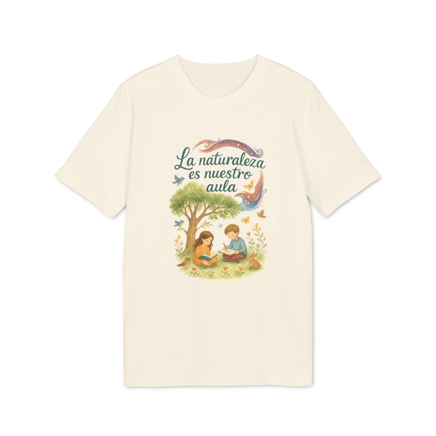 Alt Tag: La Naturaleza Es Nuestra Aula Organica Sustainable Unisex Tee camiseta beige con ilustración de niños leyendo bajo un árbol