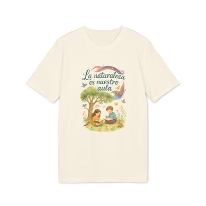 Alt Tag: La Naturaleza Es Nuestra Aula Organica Sustainable Unisex Tee camiseta beige con ilustración de niños leyendo bajo un árbol