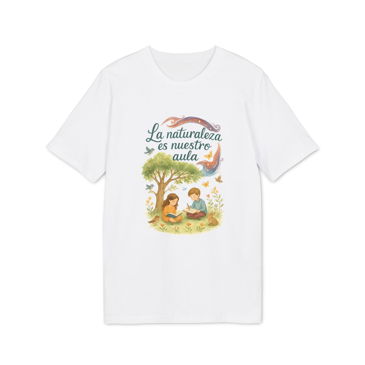 Alt Tag: La Naturaleza Es Nuestra Aula Organica Sustainable Unisex Tee camiseta blanca con ilustración de niños leyendo en la naturaleza y texto