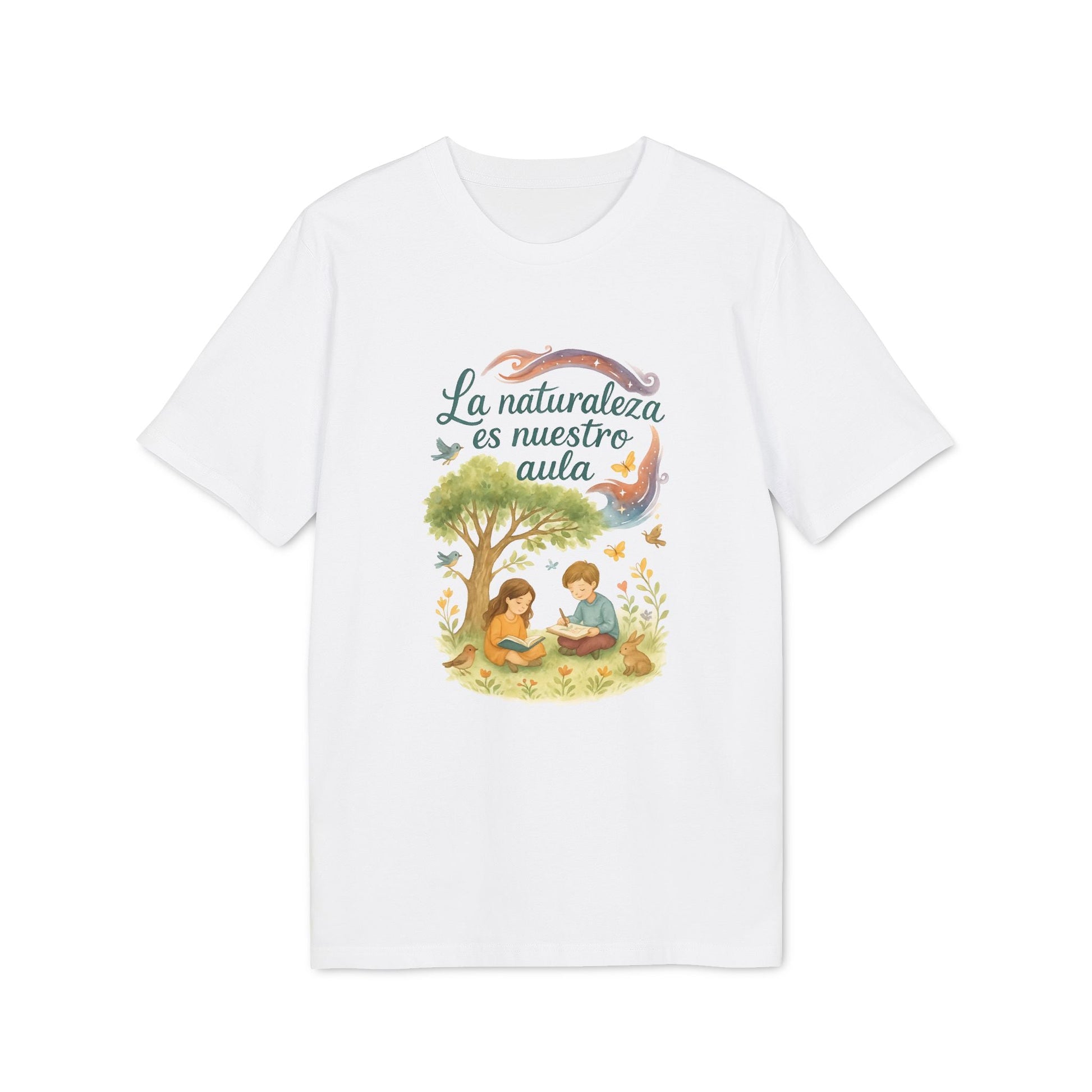 Alt Tag: La Naturaleza Es Nuestra Aula Organica Sustainable Unisex Tee camiseta blanca con ilustración de niños leyendo en la naturaleza y texto