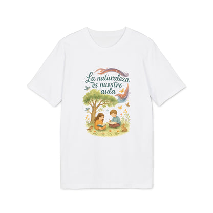 Alt Tag: La Naturaleza Es Nuestra Aula Organica Sustainable Unisex Tee camiseta blanca con ilustración de niños leyendo en la naturaleza y texto