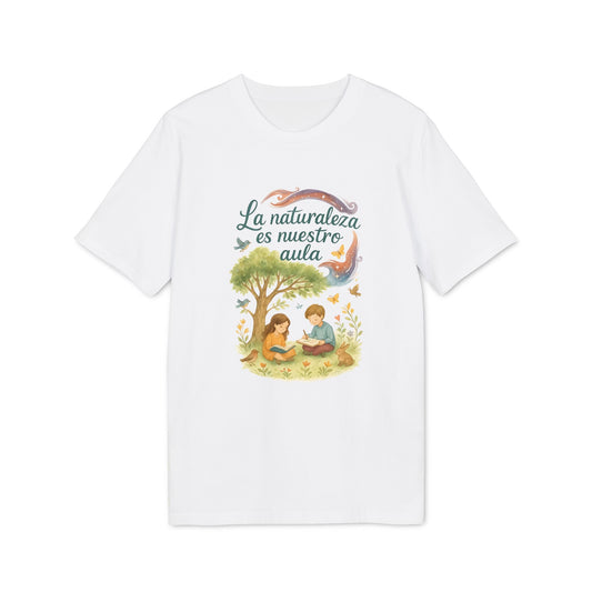 Alt Tag: La Naturaleza Es Nuestra Aula Organica Sustainable Unisex Tee camiseta blanca con ilustración de niños leyendo en la naturaleza y texto