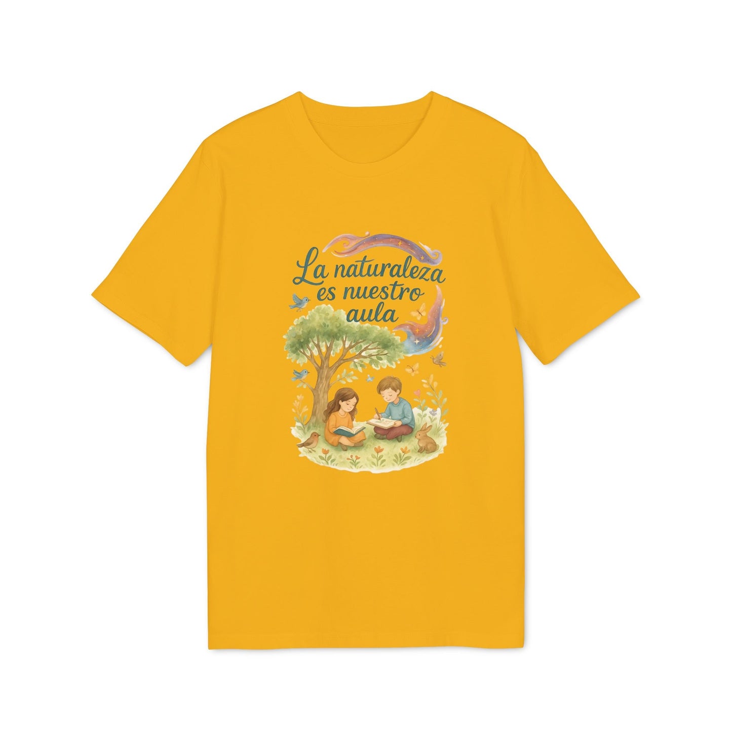 La Naturaleza Es Nuestra Aula Organica Sustainable Unisex Tee camiseta amarilla con ilustración de niños leyendo bajo un árbol