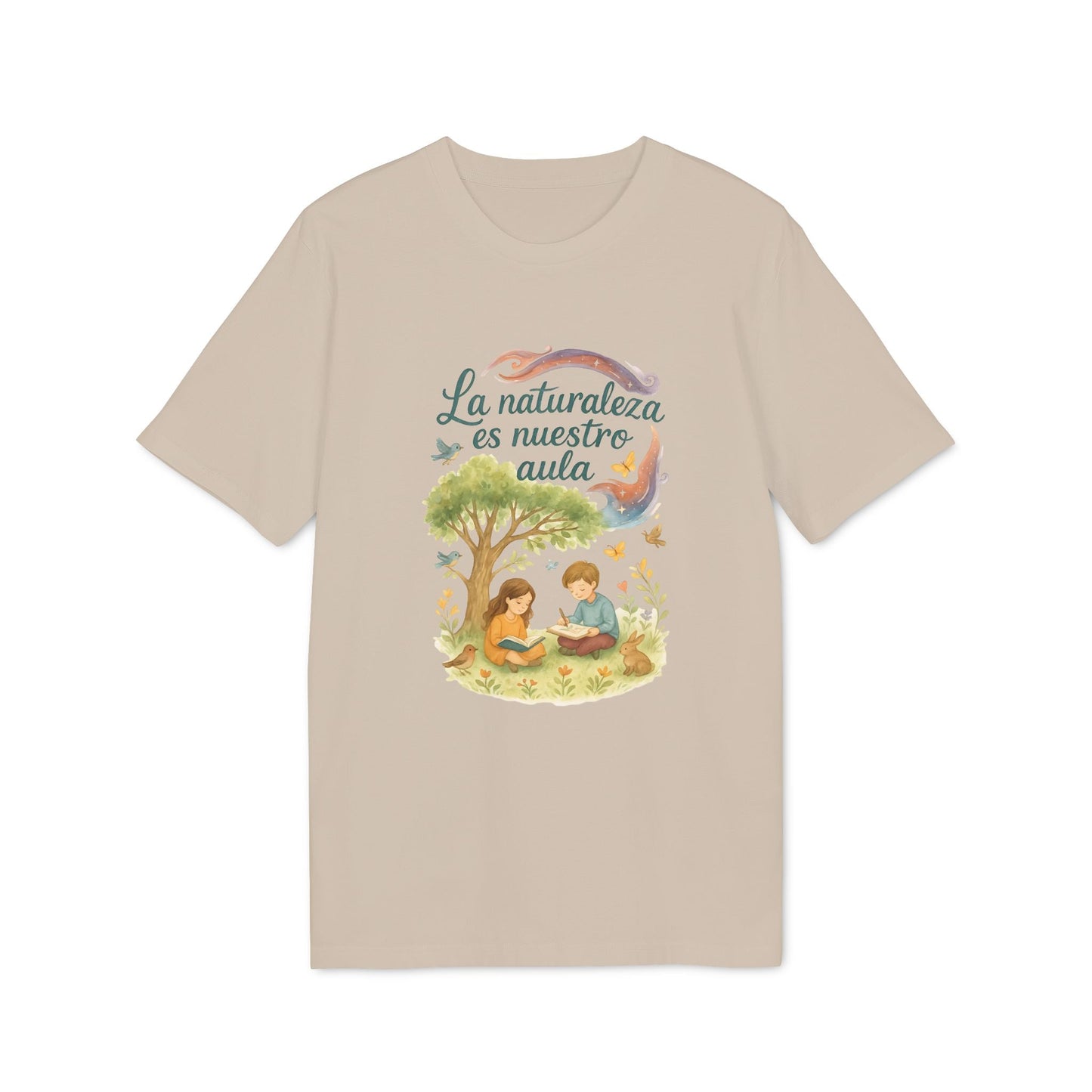 La Naturaleza Es Nuestra Aula Organica Sustainable Unisex Tee beige con ilustración de niños leyendo bajo un árbol y texto “La naturaleza es nuestro aula”