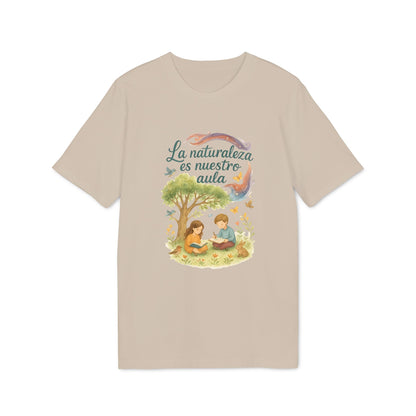 La Naturaleza Es Nuestra Aula Organica Sustainable Unisex Tee beige con ilustración de niños leyendo bajo un árbol y texto “La naturaleza es nuestro aula”