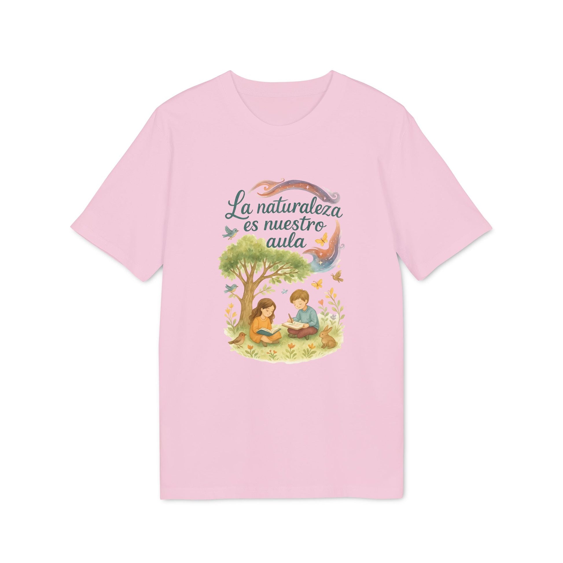 Alt Tag: La Naturaleza Es Nuestra Aula Organica Sustainable Unisex Tee camiseta rosa con ilustración de niños leyendo bajo un árbol