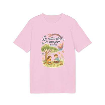 Alt Tag: La Naturaleza Es Nuestra Aula Organica Sustainable Unisex Tee camiseta rosa con ilustración de niños leyendo bajo un árbol