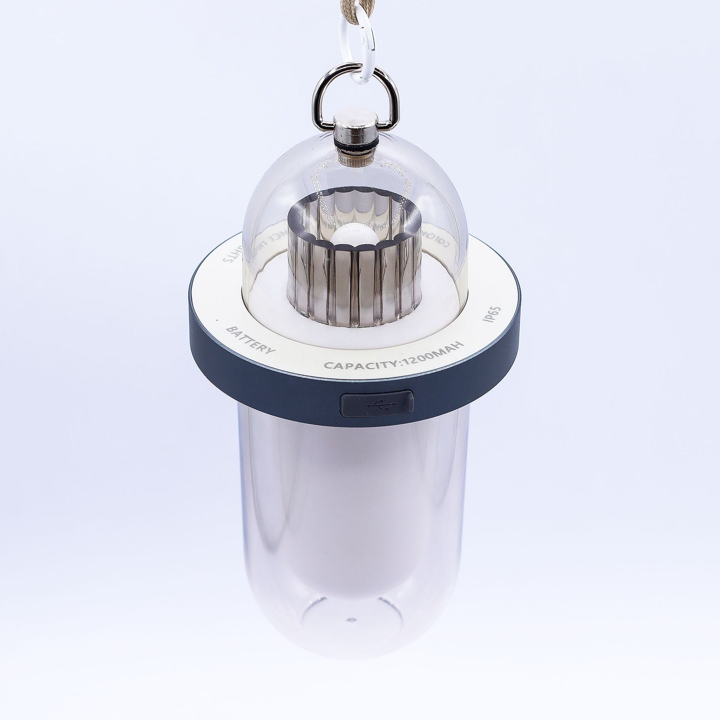 Alt Tag: Lampe mit Flammeneffekt aus Kunststoff – weiße, per USB‑C wiederaufladbare Hängelaterne mit transparentem Gehäuse, oberem Haken und flammenartigem Licht