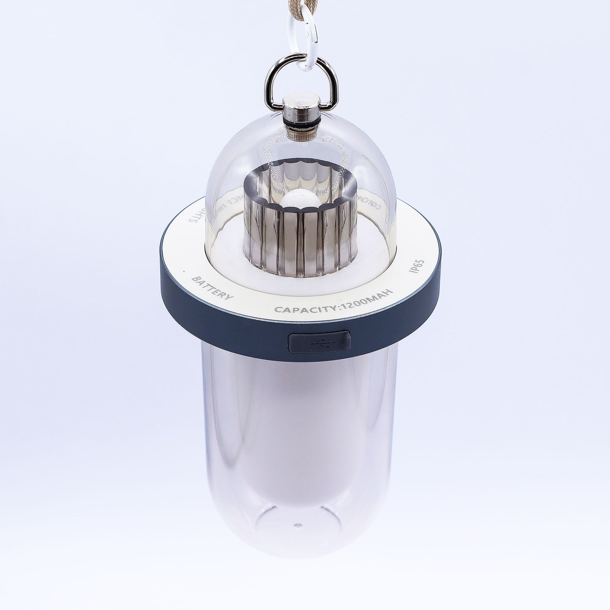 Alt Tag: Lampe mit Flammeneffekt aus Kunststoff – weiße, per USB‑C wiederaufladbare Hängelaterne mit transparentem Gehäuse, oberem Haken und flammenartigem Licht
