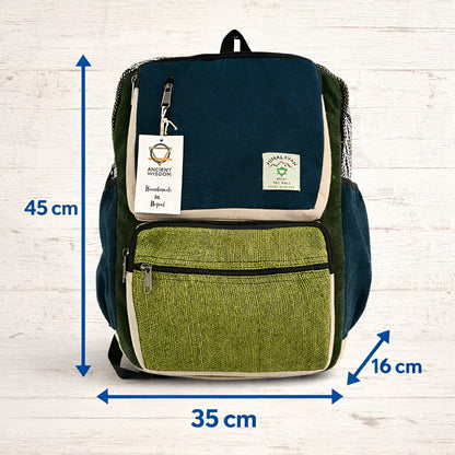 Stor boxig ryggsäck i hampa – teal & salviagrön med framficka med dragkedja och mått 45 cm hög, 35 cm bred, 16 cm djup