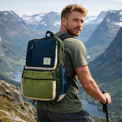 Alt-tag: Stor boxig ryggsäck i hampa – Teal & Sage buren av vandrare utomhus, strukturerad boxig ryggsäck med framficka och dragkedja