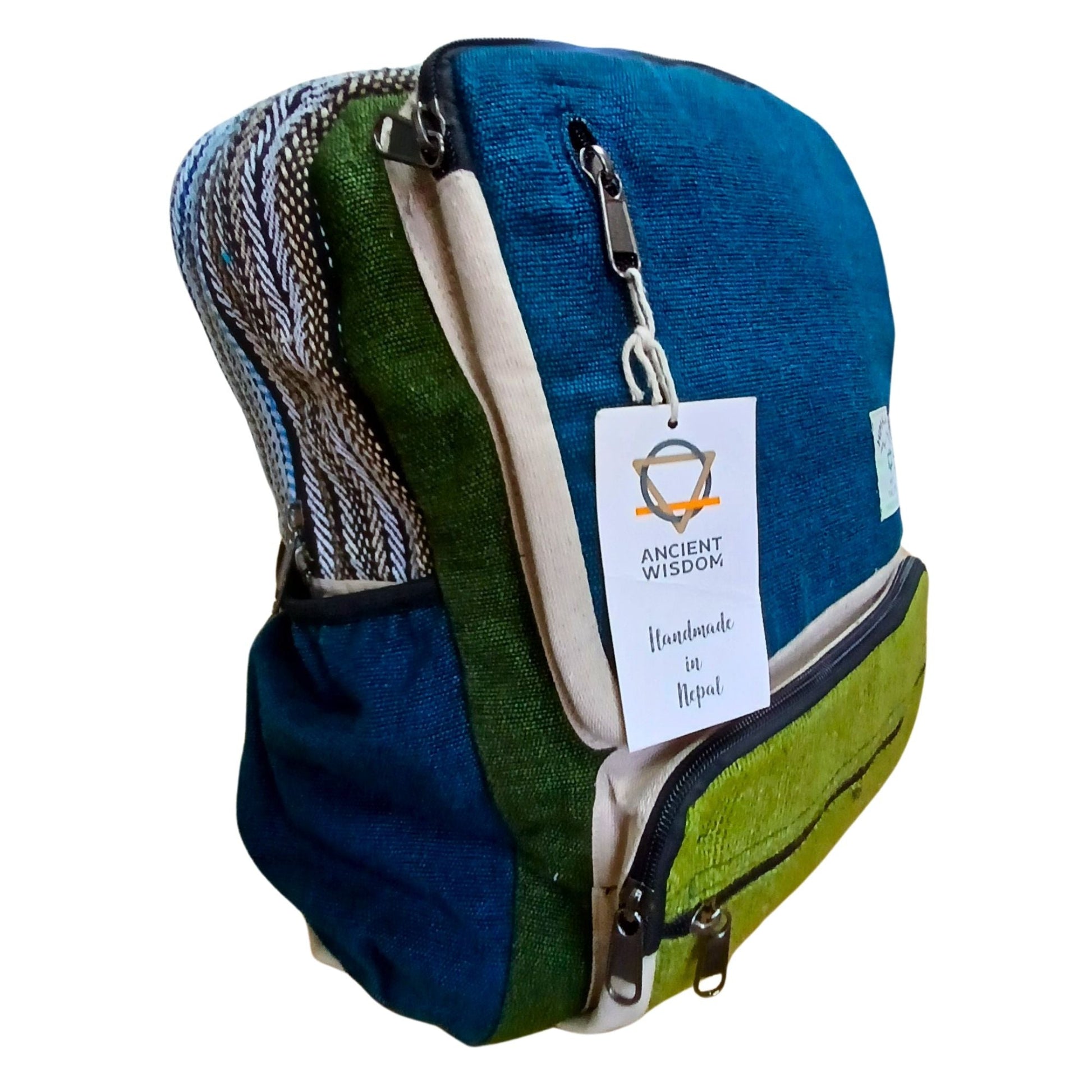 Alt Tag: Stor boxig ryggsäck i hampa – Teal & Sage i teal och sage, strukturerad boxig design med ficka framtill med dragkedja och hängande tagg