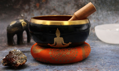 Stort Buddha-klangskålsset – Svart/Orange 14 CM svart och orange klangskål med Buddha-motiv med träklubba på orange kudde