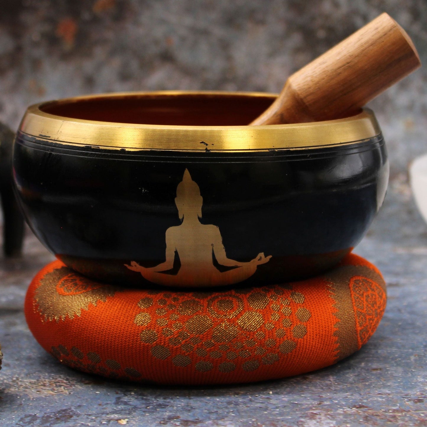 Stort set med Buddha-klangskål – Svart/Orange 14 CM svart klangskål med Buddha-motiv, träklubba och orange kudde