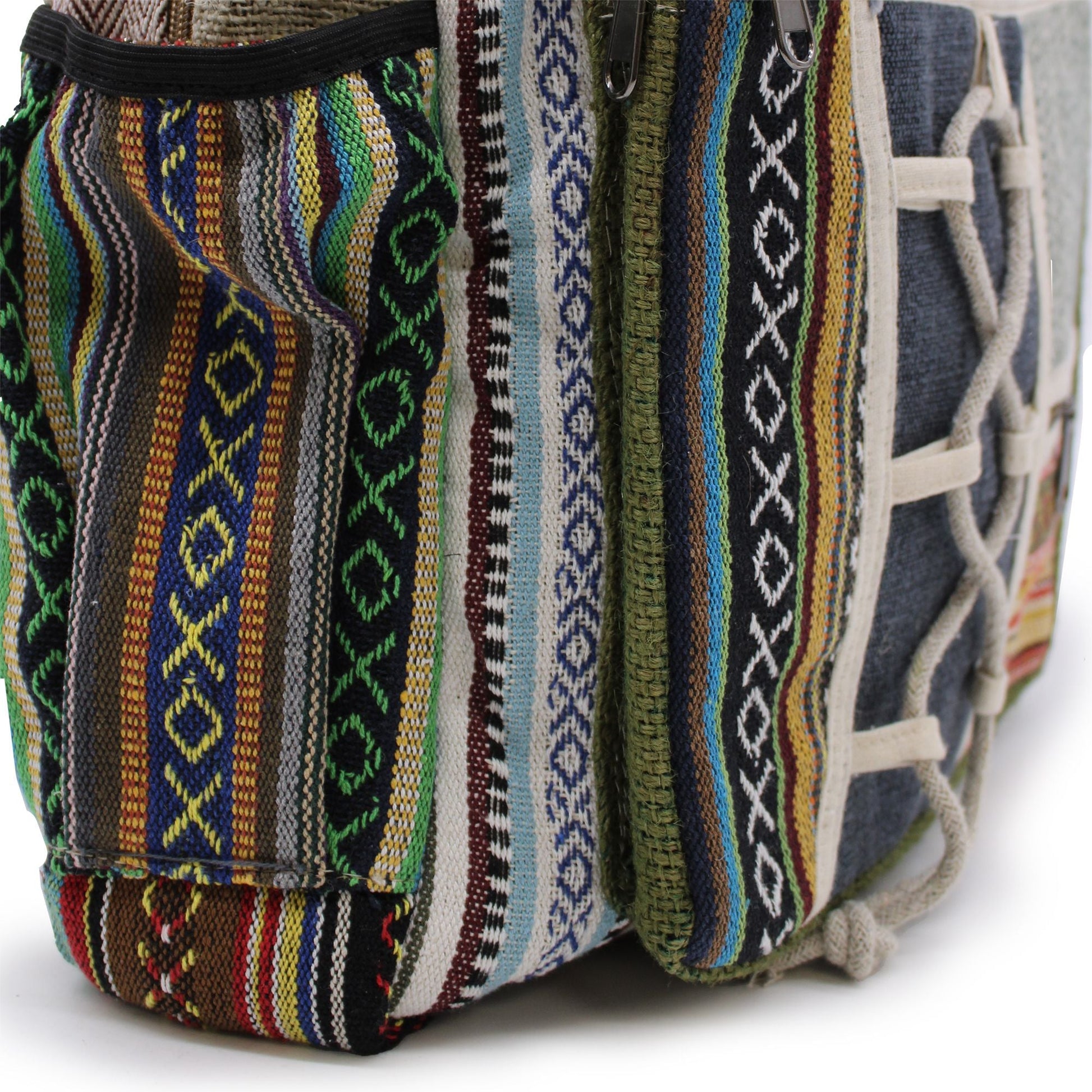 Alt Tag: Stor ryggsäck i hampa - Rope & Pockets Style närbild av vävt hampabomullstyg med färgglada ränder, sidoficka och repdetaljer
