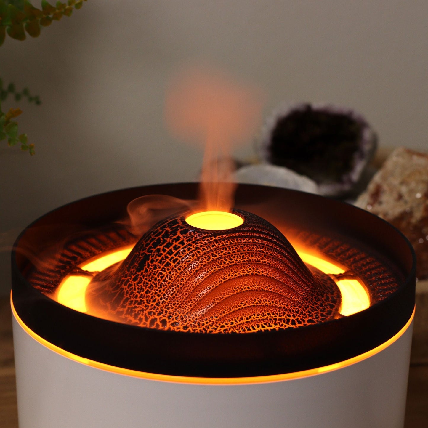 Large Volcano Effect Aroma Diffuser (Plug) – Two Colours con efecto volcán de niebla y luz LED cálida sobre mesa