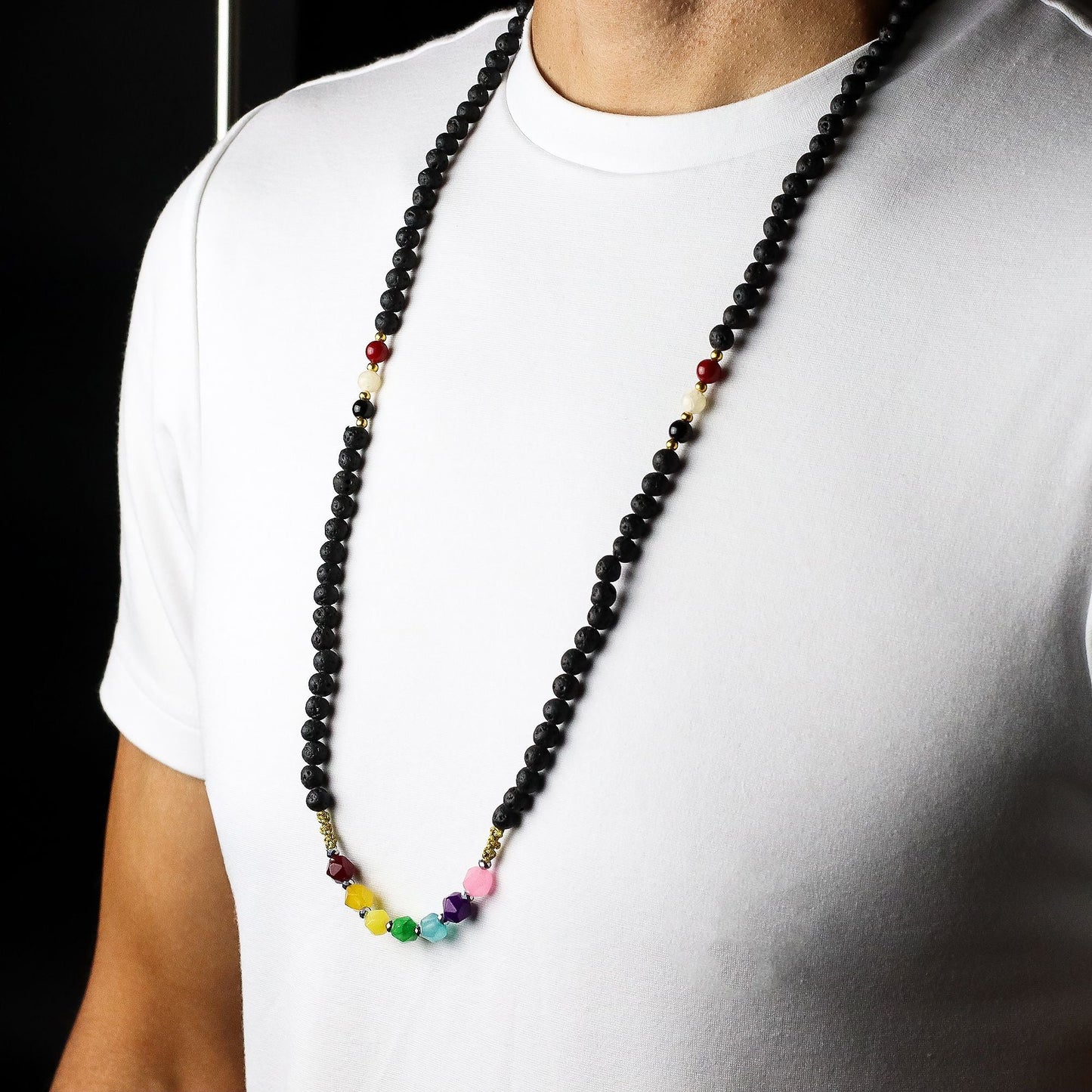Alt Tag: Lava Stone 7-Chakra Necklace – Emotional Harmonizing con cuentas de piedra volcánica negra y cristales multicolor, colgado en cuello