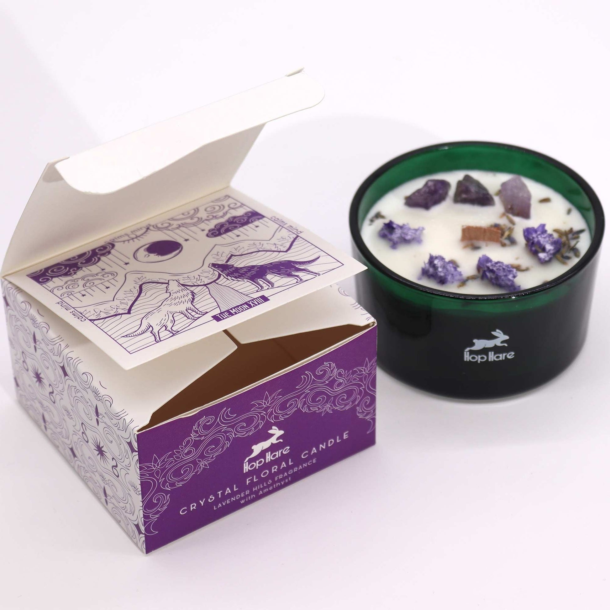 Alt Tag: Lavender Amethyst Crystal Candle – The Moon en vaso verde con cera blanca, cristales de amatista y flores secas, junto a su caja