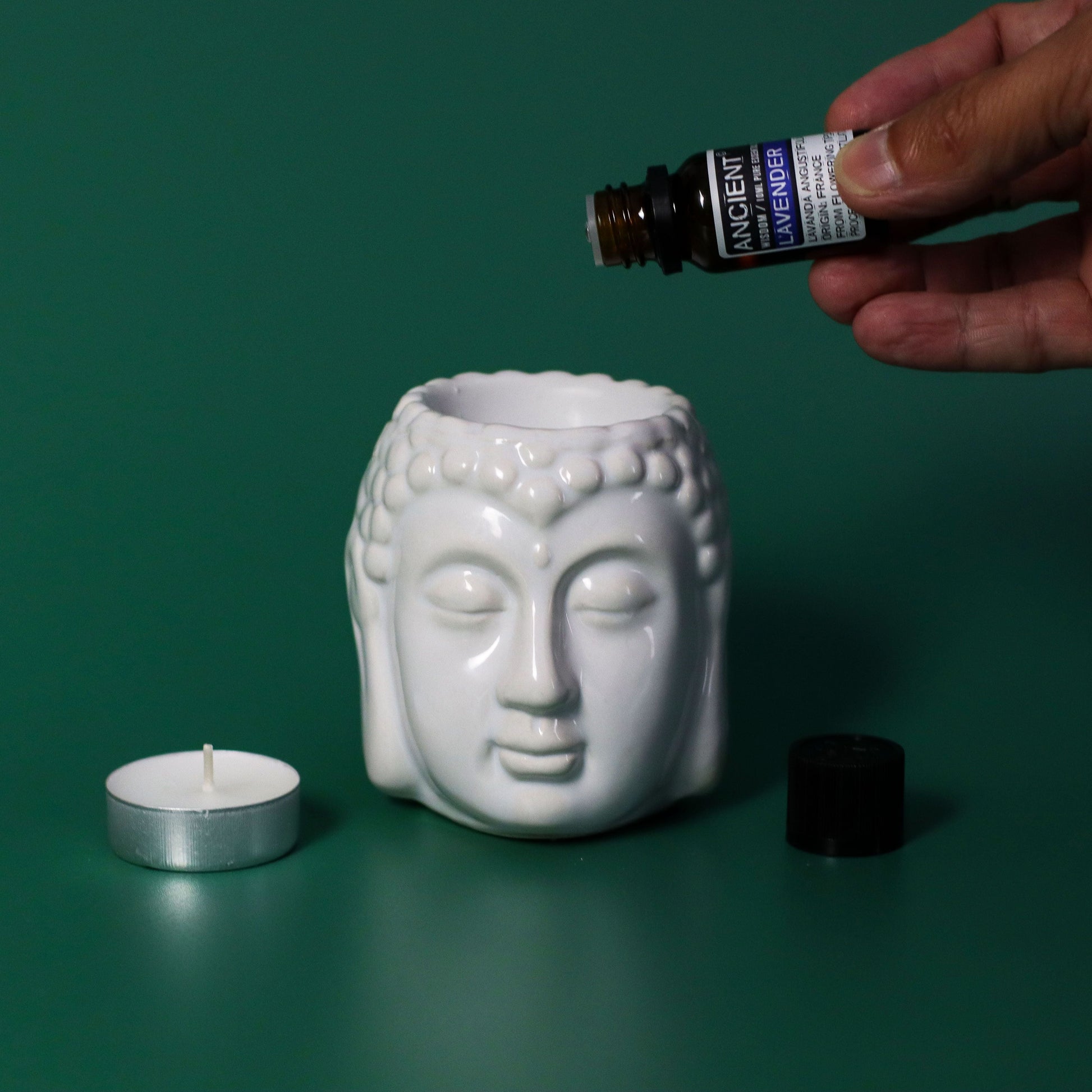 Set med eteriska oljor av lavendel, tea tree och rosmarin – 10 ml vardera, lavendel eterisk olja i flaska tillsammans med vit aromalampa och tealight-ljus