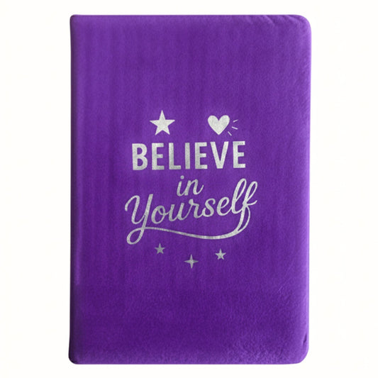 Alt Tag: Anteckningsbok i lavendelfärgad sammet – 80 sidor – Believe in Yourself lila sammetsomslag med texten "Believe in Yourself"