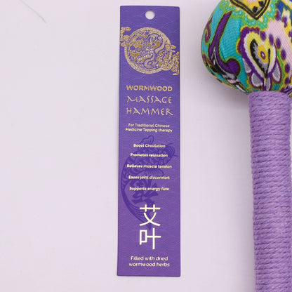 Lavender Wormwood Massage Hammer – Herramienta de madera con etiqueta de martillo de masaje de artemisa morada y mango de madera envuelto