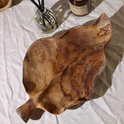 Leaf-Shaped Teak Wood Bowl – 40 × 24 × 5 CM, cuenco decorativo artesanal con veta natural sobre mesa
