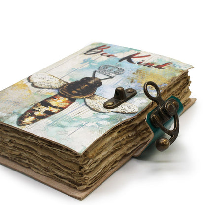 Alt Tag: Leather Bee Kind Notebook – 18x13 CM, cuaderno de cuero vintage con diseño de abeja, papel deckle-edge y cierre metálico