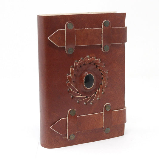 Alt Tag: Leather Black Onyx Belt Notebook – 15x10 CM brun läderdagbok med bältesrem som stängning och en centerdetalj i onyxstil