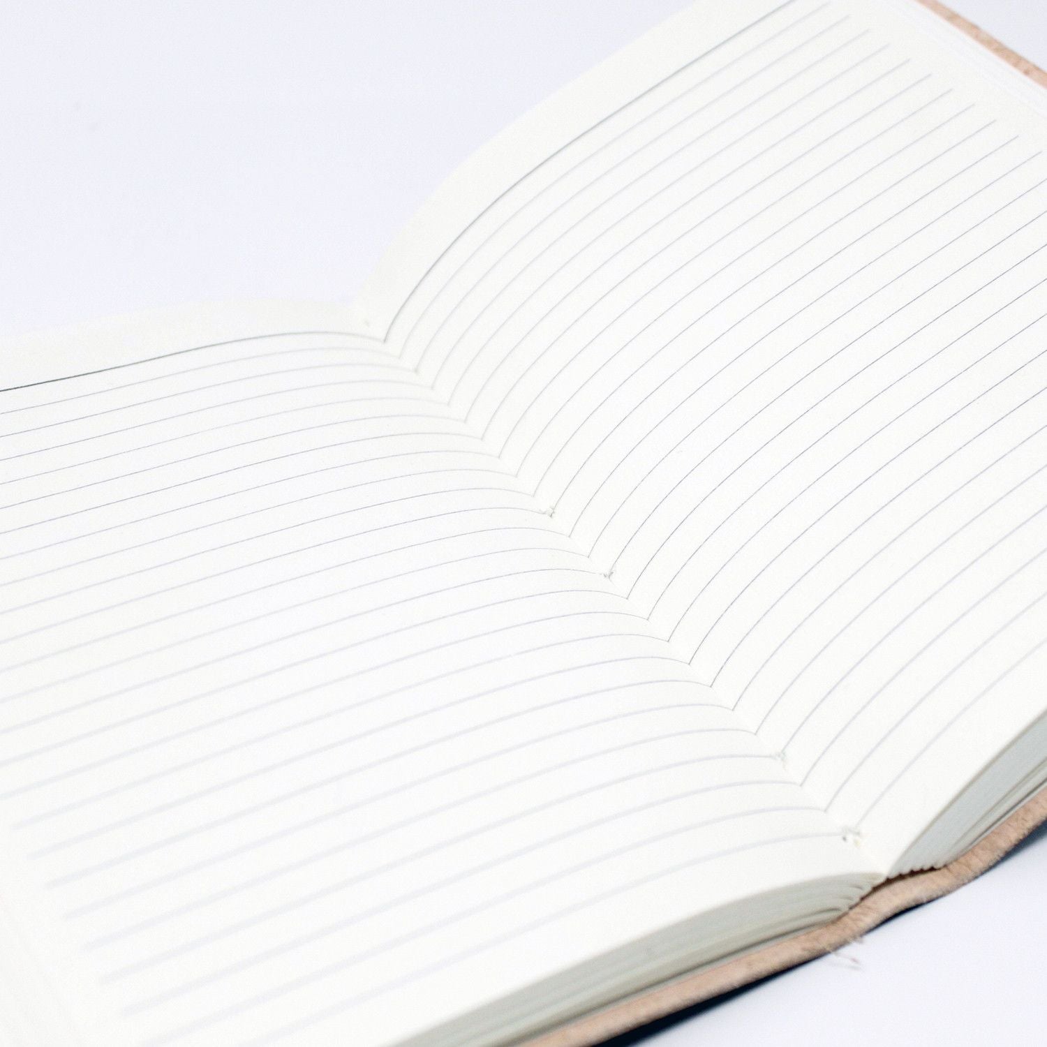 Alt Tag: Leather Black Onyx Notebook – 17x12 CM abierto con páginas interiores rayadas, detalle del cuaderno artesanal de cuero