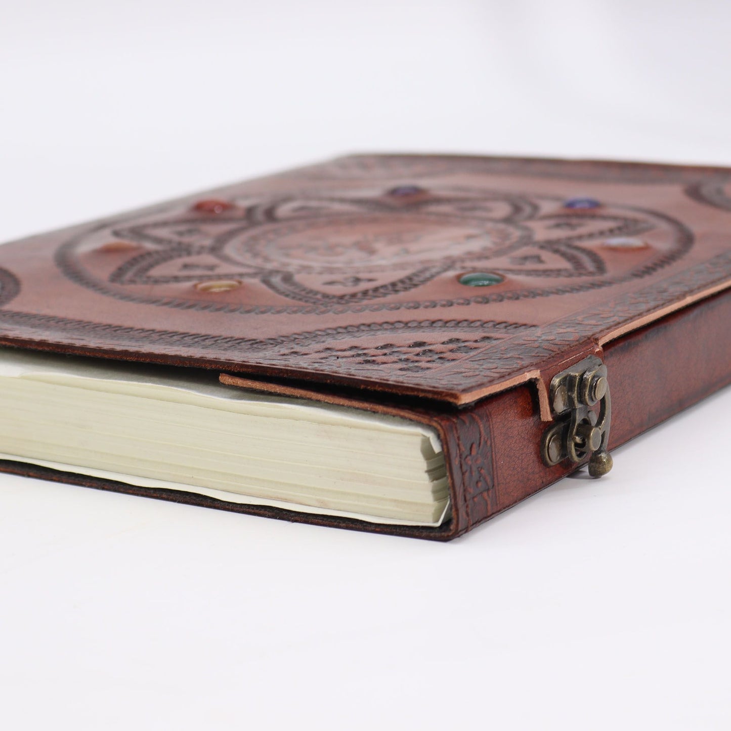 Leather Chakra Journal – Dragon Mandala 100 Pages 25x34 CM, cuaderno de cuero con mandala dragón y cierre metálico, vista lateral