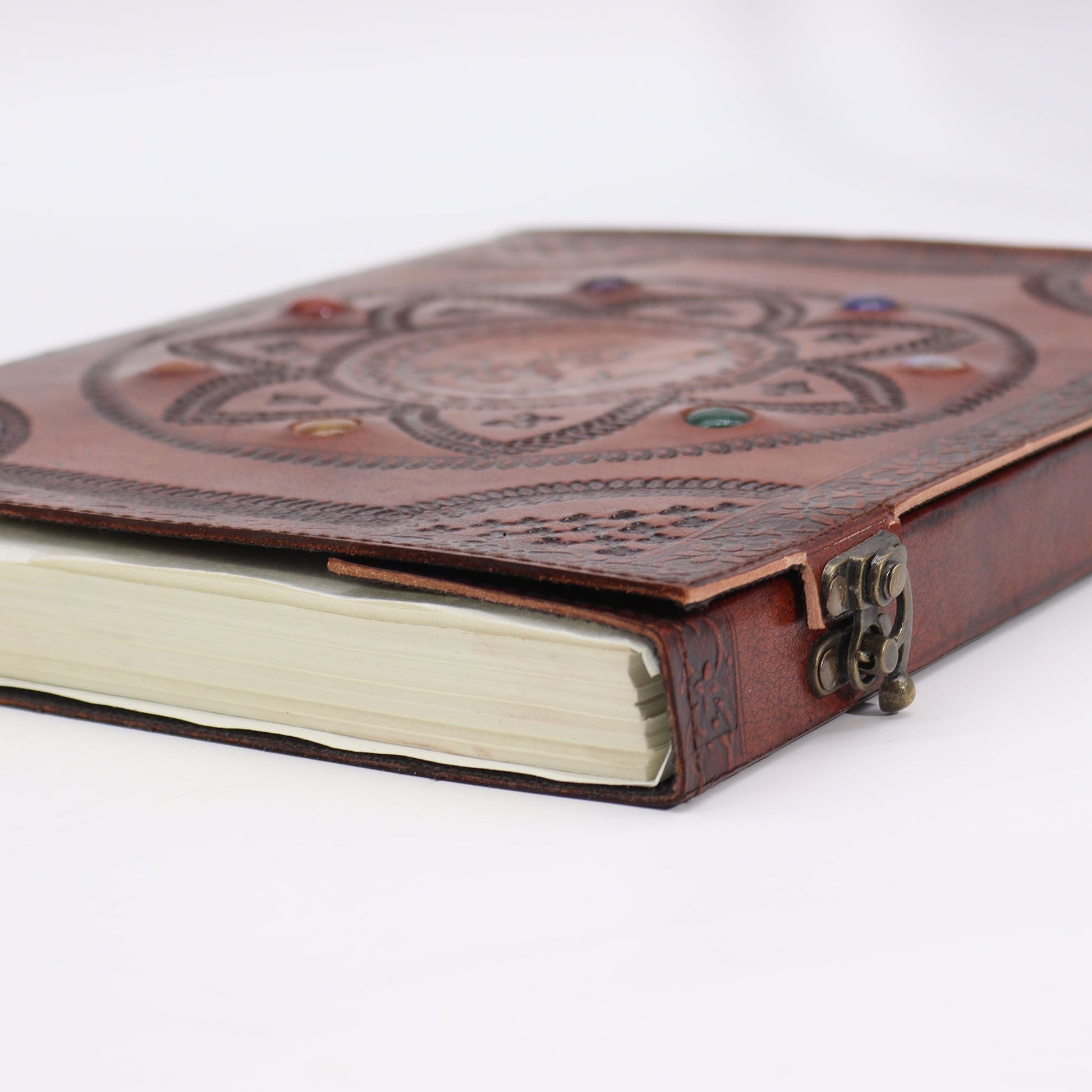 Leather Chakra Journal – Dragon Mandala 100 Pages 25x34 CM, cuaderno de cuero con mandala dragón y cierre metálico, vista lateral