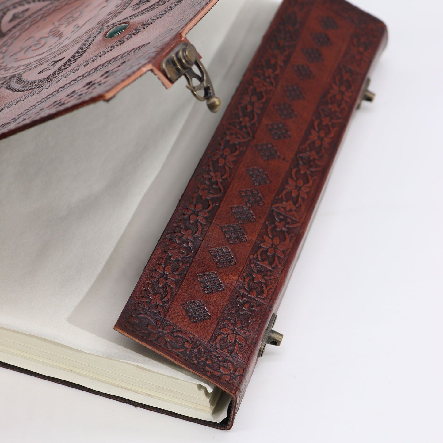 Alt Tag: Leather Chakra Journal – Dragon Mandala 100 Pages 25x34 CM, cuaderno de cuero con grabado mandala dragón y cierre metálico, vista detalle