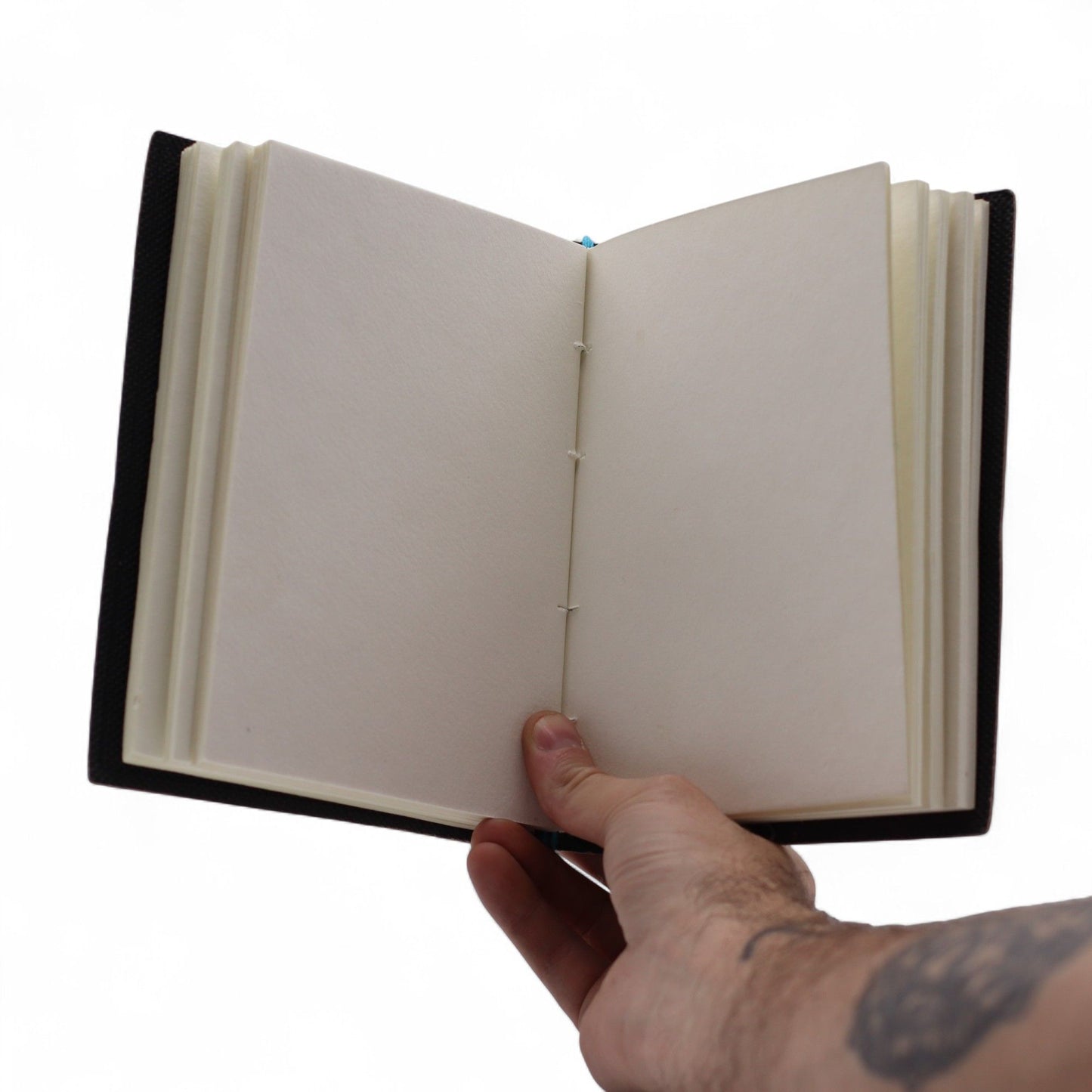 Leather Chakra Notebook – 17.5x13 CM abierto mostrando páginas en blanco, cuaderno de cuero artesanal para escribir y journaling