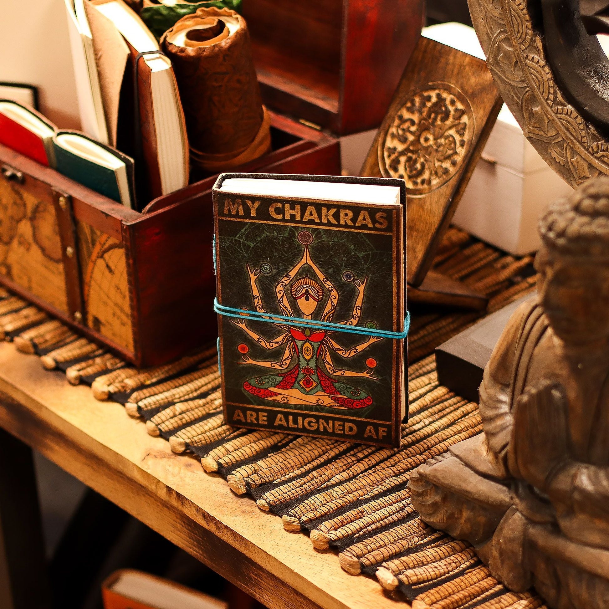 Leather Chakra Notebook – 17.5x13 CM con portada de diosa chakra vibrante, cuaderno de cuero hecho a mano en escritorio