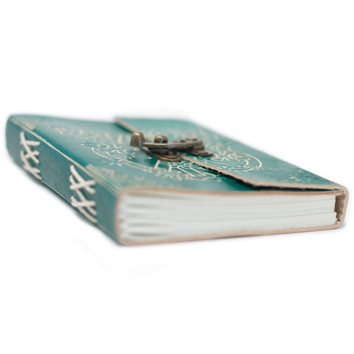 Leather Green Peace Notebook with Lock – 18 × 13 CM, cuaderno artesanal de cuero verde con motivo de paz grabado y cierre metálico