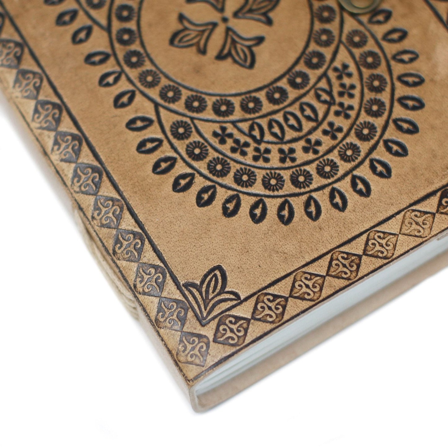 Leather Mandala Notebook – 200 Pages, 18x13 CM, cuaderno de cuero con diseño mandala grabado y encuadernación artesanal, vista detalle