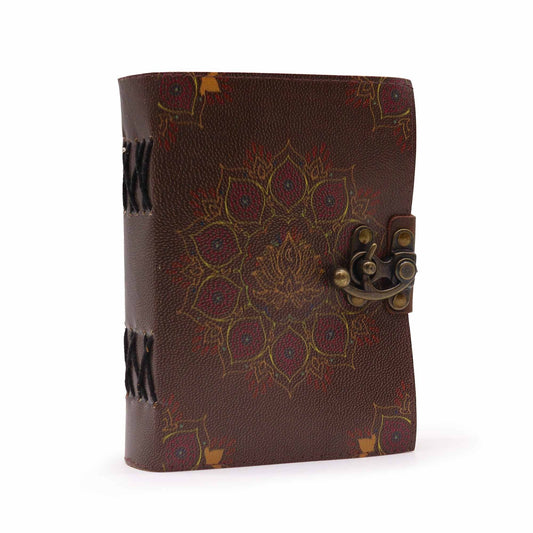Alt Tag: Leather Mandala Notebook – 18x13 CM cuaderno de cuero genuino con diseño mandala de loto, cierre metálico y cordón lateral