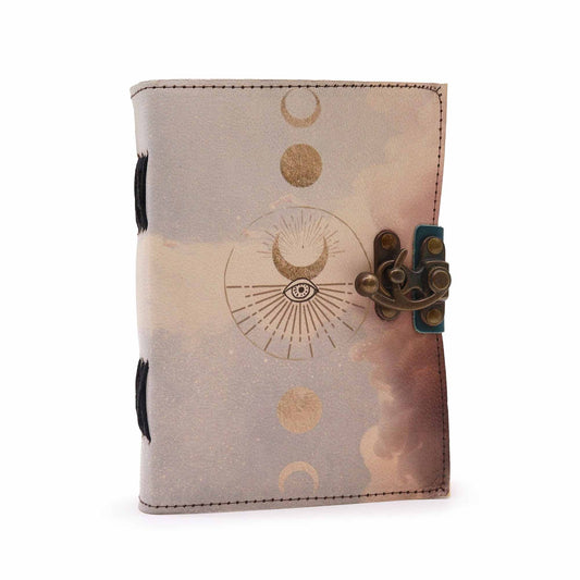Leather “Moon Phases” Deckle-Edge Notebook – 7 × 5 in, cuaderno de cuero con fases lunares grabadas y cierre metálico, vista frontal