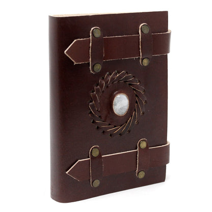 Alt Tag: Leather Moonstone Notebook – 15x10 CM, cuaderno de cuero marrón con broches y detalle circular de piedra luna en la portada