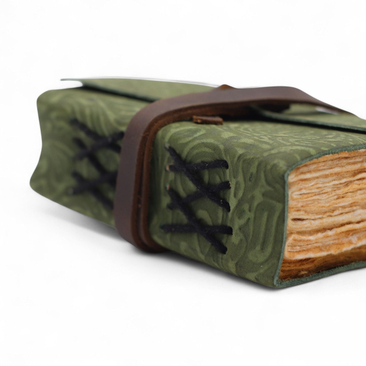 Alt Tag: Leather Notebook – Green Maze 12.7 x 8.9 CM, cuaderno de cuero verde con diseño laberinto y cierre de correa