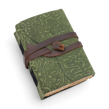 Alt Tag: Leather Notebook – Green Maze 12.7 x 8.9 CM, cuaderno de cuero verde con diseño laberinto y cierre de correa marrón