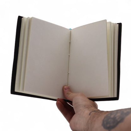 Cuaderno de cuero – My Chakras Are Aligned AF 17.5x13 CM cuaderno de cuero auténtico abierto con páginas en blanco, sostenido con la mano