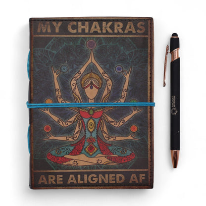 Cuaderno de cuero – My Chakras Are Aligned AF 17.5x13 CM, cubierta de cuero auténtico con diseño de diosa de los chakras impreso a mano y banda elástica azul