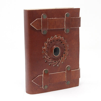 Alt Tag: Leather Onyx Notebook – 15x10 CM brun läderjournal med remstängning och mittdetalj i onyxädelsten
