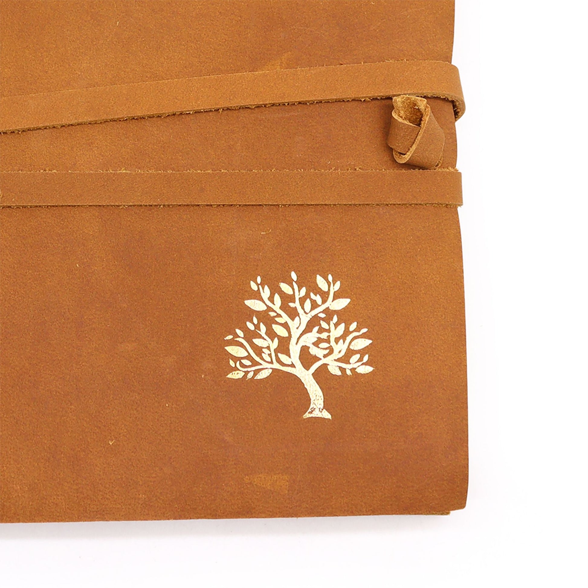 Skissbok i läder – Golden Tree Design (144 sidor, 18 × 23 CM) omslag i äkta läder med guldträdsmotiv och omslutande knytband som förslutning