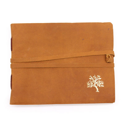 Alt Tag: Skissbok i läder – Golden Tree Design (144 sidor, 18 × 23 CM) handgjord dagbok i äkta läder med omlindningssnöre och guldfärgat trädmotiv