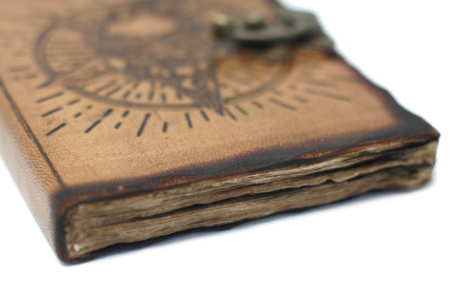 Leather Skull Journal – 18x13 CM, cuaderno de cuero genuino con grabado de calavera y detalles quemados, vista cercana del lomo