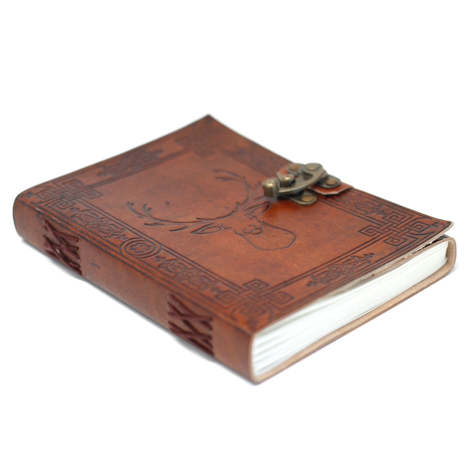 Alt Tag: Leather Stag Notebook – 20 × 15 CM de cuero genuino, cuaderno artesanal con grabado de ciervo y cierre metálico