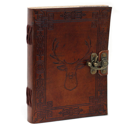 Alt Tag: Leather Stag Notebook – 20 × 15 CM, cuaderno artesanal de cuero genuino con grabado de ciervo y cierre metálico