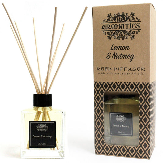 Alt-Tag: Reed-Diffuser Lemon & Nutmeg – 200ML Bliss-Glasflasche mit Stäbchen und Aromatics Lemon & Nutmeg Reed-Diffuser-Box
